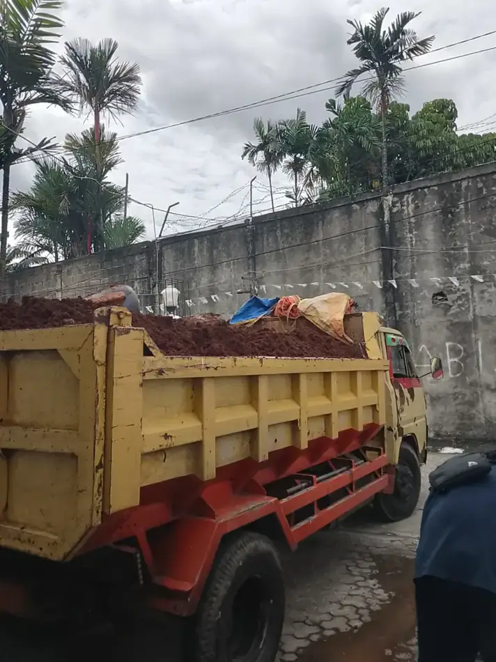 Armada pengangkut material proyek - Jasa Urugan Jabodetabek