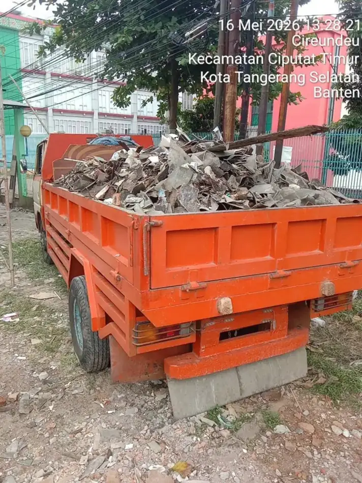Dump truck membawa puing dan sampah konstruksi - Jasa Urugan Jabodetabek