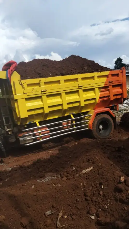 Dokumentasi pengurugan tanah merah proyek 1