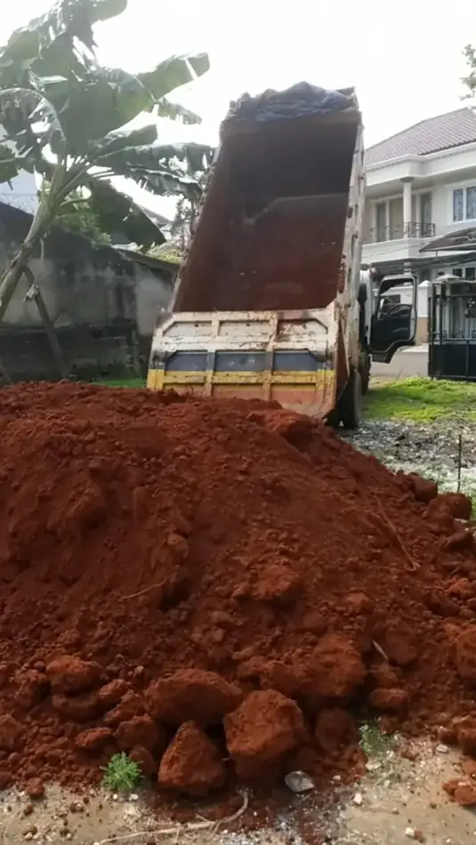 Dokumentasi pengurugan tanah merah proyek 3