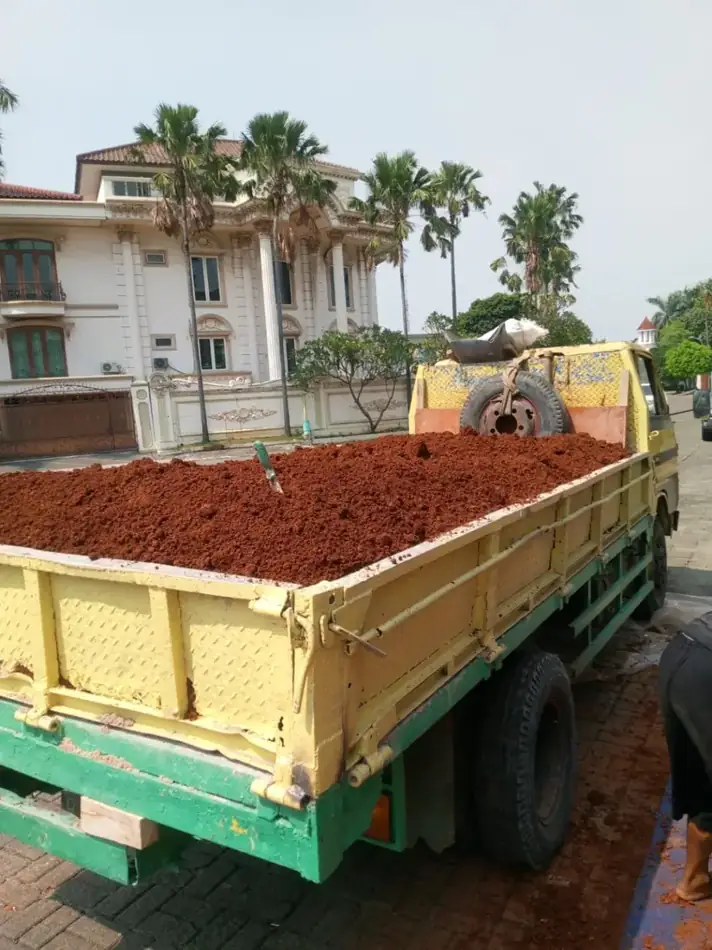 Dokumentasi pengurugan tanah merah proyek 7