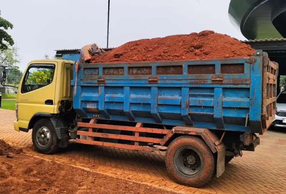 Dokumentasi pengurugan tanah merah proyek 10